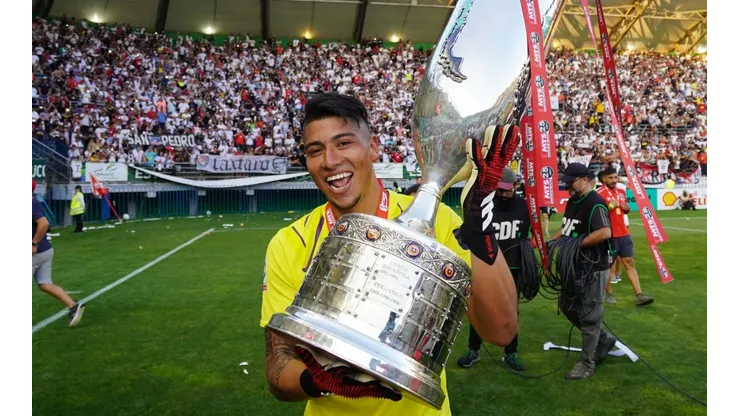 Brayan Cortés con el trofeo de Copa Chile.