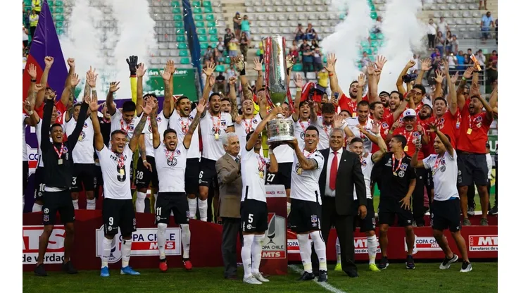 Colo Colo celebra ante la U en Temuco.