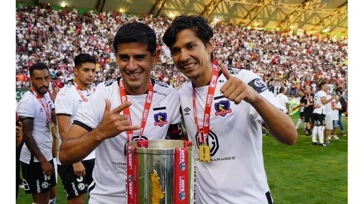 Julio Barroso posa con Matías Fernández con la Copa Chile.