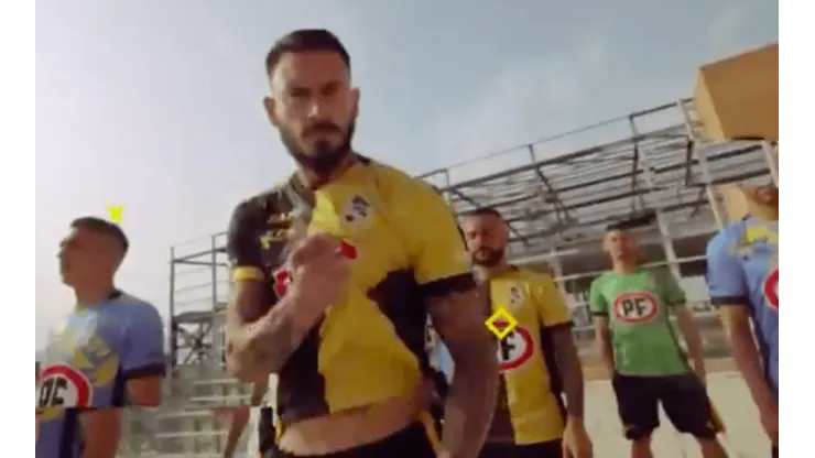 Plantel de Coquimbo Unido se luce como modelos en presentación de su nueva camiseta