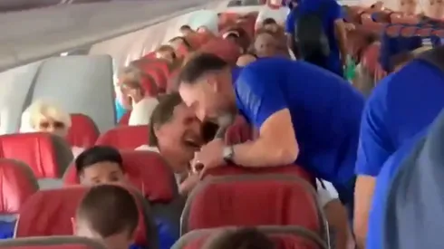 Mario Salas y Hernán Caputto compartieron un amistoso saludo en el viaje a Temuco