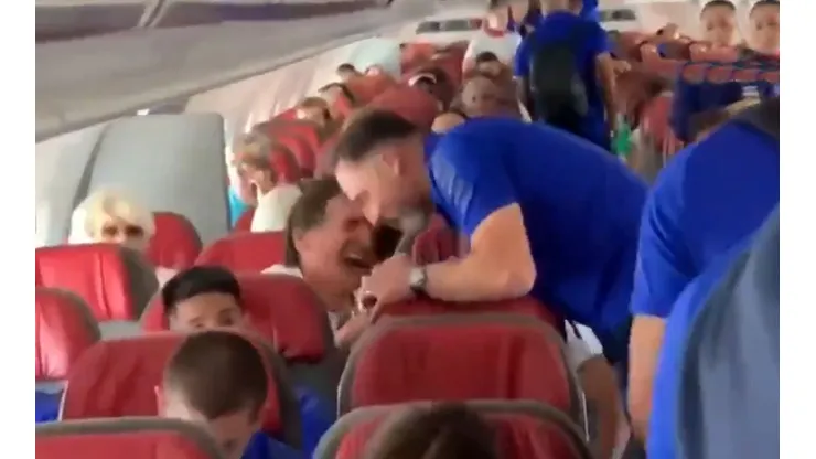 Mario Salas y Hernán Caputto compartieron un amistoso saludo en el viaje a Temuco