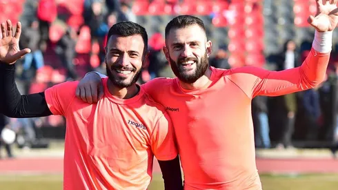 El defensor junto al arquero que taparon los penales.