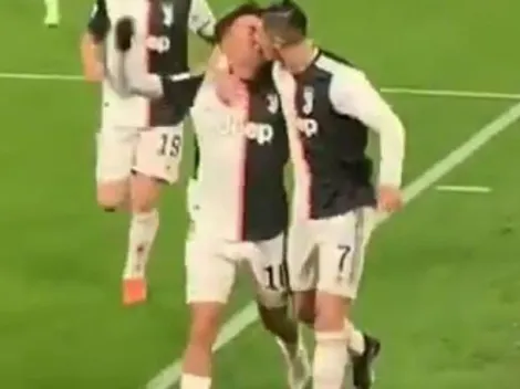 En plena celebración de un gol: CR7 y Dybala se besan