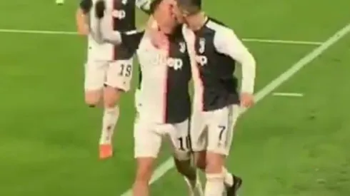Está dando vuelta el mundo el beso entre ambos jugadores.