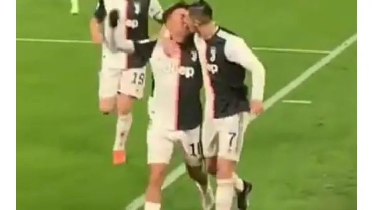Está dando vuelta el mundo el beso entre ambos jugadores.