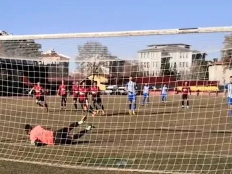 Arquero es expulsado por adelantarse y un defensa ataja el penal