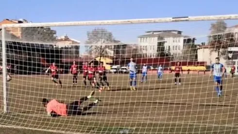 Arquero es expulsado por adelantarse y un defensa ataja el penal