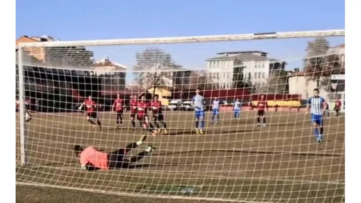 Arquero es expulsado por adelantarse y un defensa ataja el penal