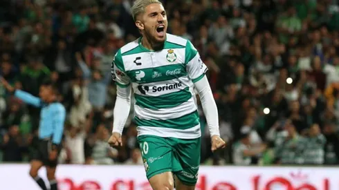 Diego Valdés celebra su gol.