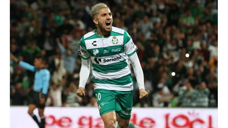 Diego Valdés celebra su gol.