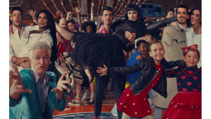 Las esposas famosas de Jonas Brothers protagonizan el nuevo clip del trío