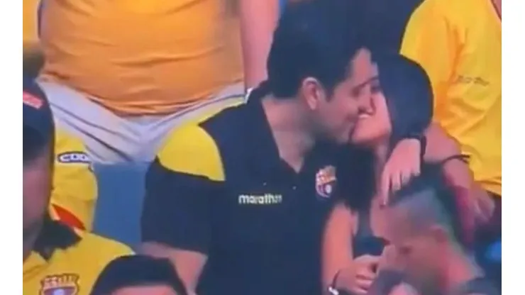 La pareja fue sorprendida por la Kiss Cam.