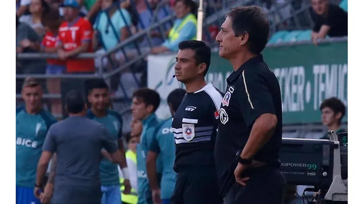 Mario Salas en el partido de Colo Colo con la UC en Temuco.