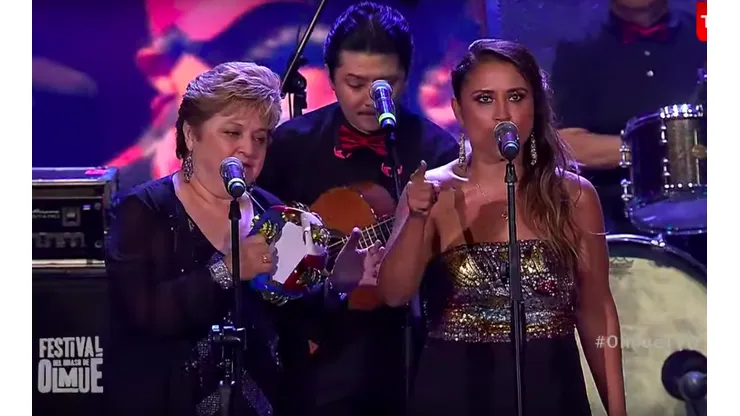 Pamela Leiva saca aplausos con versos dedicados al "Chile que despertó"