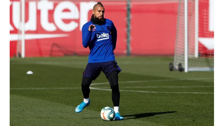 Vidal entrenando bajo la supervisión de Setién