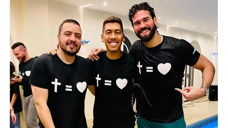 Firmino bautizado por Alisson.