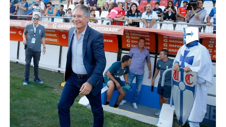 Holan se acomoda a la UC