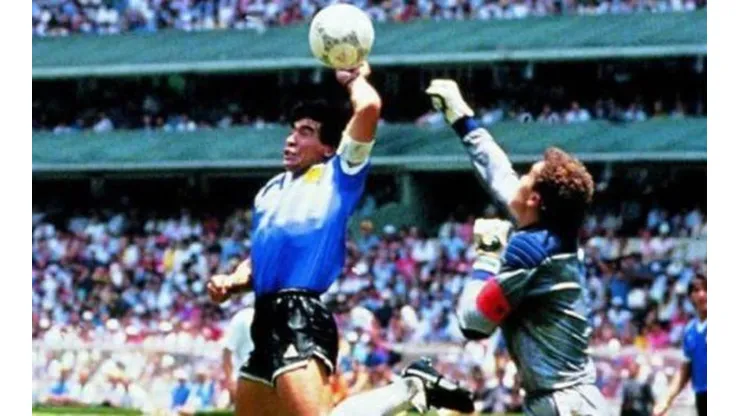 Maradona anota el primer gol del partido con la mano.