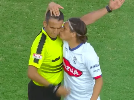El coqueto beso de Cabión al árbitro del duelo entre Melipilla y Copiapó