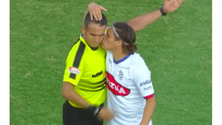 El coqueto beso de José Luis Cabión al árbitro del duelo entre Deportes Melipilla y Deportes Copiapó