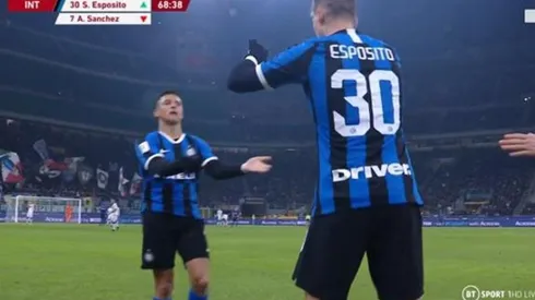 Alexis deja la cancha bajo una ovación.