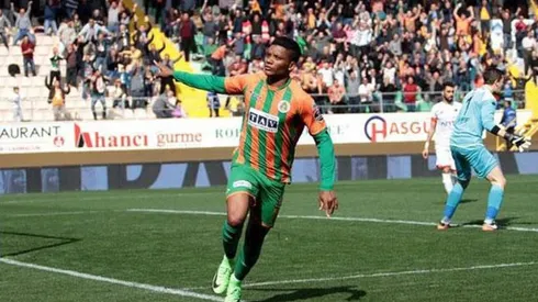 El delantero marca el segundo tanto parcial de su equipo.