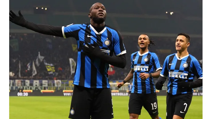 Lukaku y Alexis festejan.