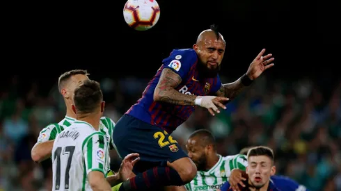Arturo Vidal le marco´a Quique Setién durante su paso por el Betis