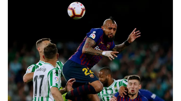 Arturo Vidal le marco´a Quique Setién durante su paso por el Betis