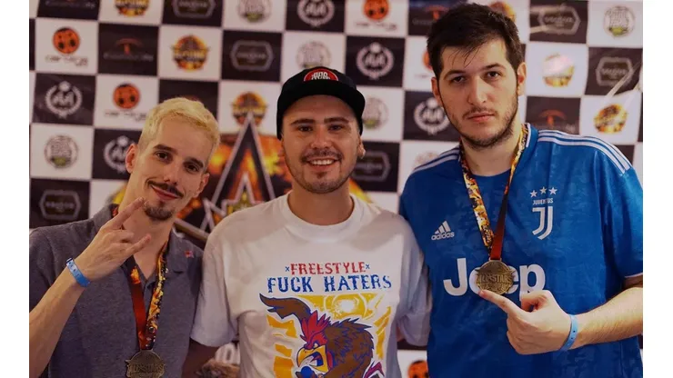 MC Rama con Skone y Chuty, los campeones de la primera fecha de God Level All Stars 2020.