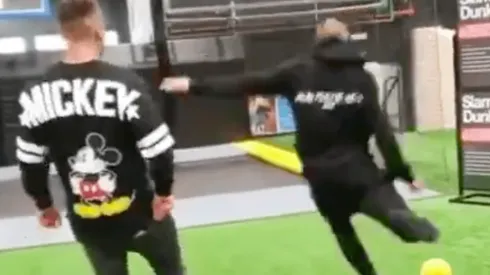 ¿Guiño al nuevo DT? Arturo Vidal se luce con tiro a una canasta de basquetbol