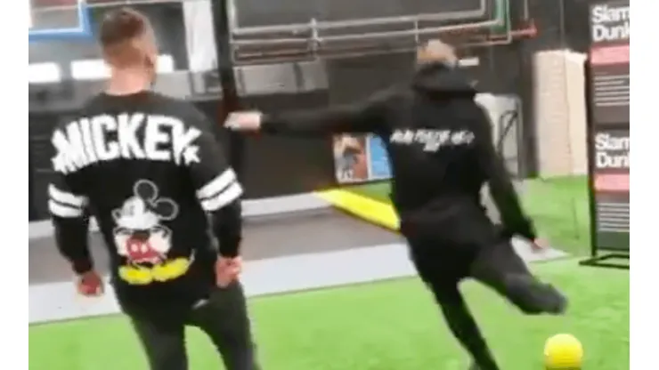 ¿Guiño al nuevo DT? Arturo Vidal se luce con tiro a una canasta de basquetbol