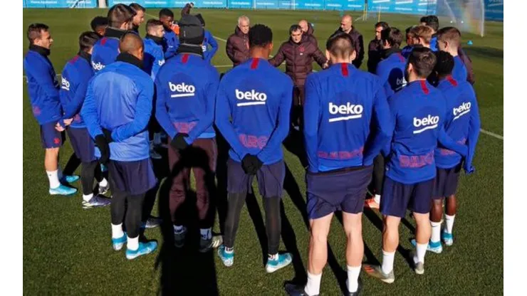 Con Arturo Vidal de lejos: Ernesto Valverde lidera práctica del Barcelona en medio de rumores sobre su salida