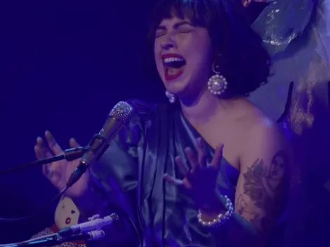 Mon Laferte se la juega con doblete de clips en vivo