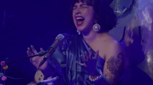 Mon Laferte se la juega con doblete de clips en vivo
