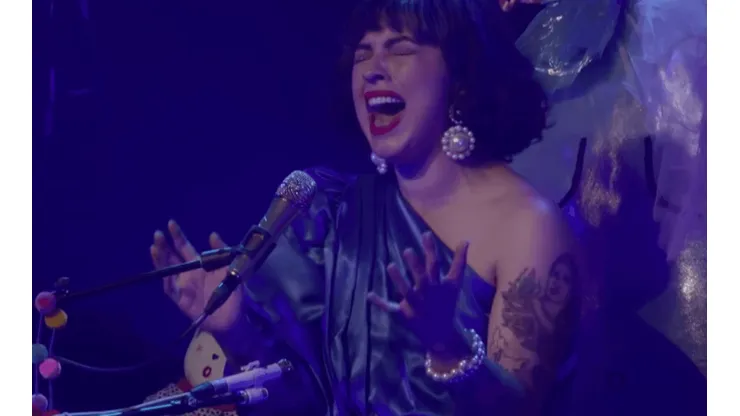 Mon Laferte se la juega con doblete de clips en vivo