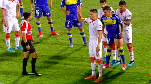 Insólito: jugadores de Barnechea y Deportes Copiapo son expulsados por hacer un "calzón chino"