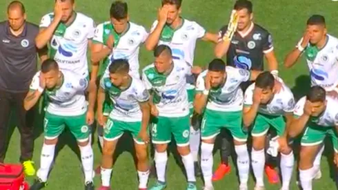 Plantel de Puerto Montt y arquero de Ñublense protestan tapándose un ojo en la foto oficial