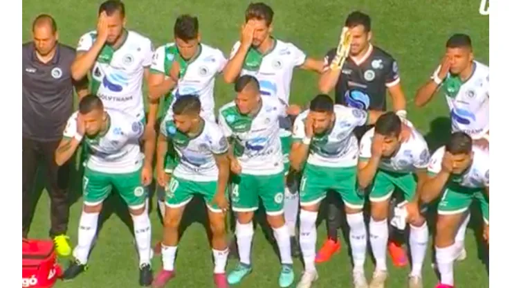 Plantel de Puerto Montt y arquero de Ñublense protestan tapándose un ojo en la foto oficial