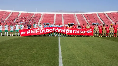 "El fútbol x Valparaíso": el lienzo en apoyo a las víctimas de los incendios en el inicio de la liguilla
