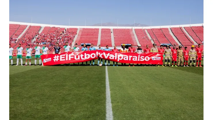 "El fútbol x Valparaíso": el lienzo en apoyo a las víctimas de los incendios en el inicio de la liguilla