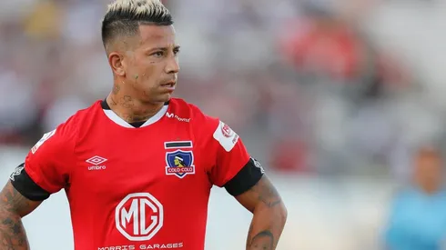 Leonardo Valencia luce la camiseta roja de Colo Colo.