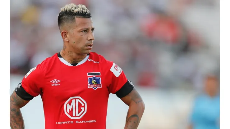 Leonardo Valencia luce la camiseta roja de Colo Colo.