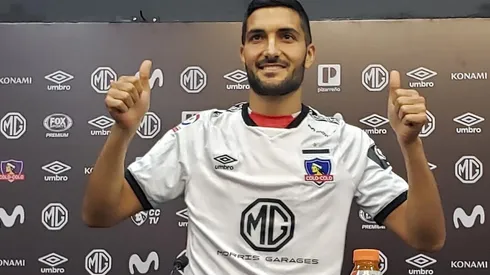 Blandi posa con la indumentaria de Colo Colo.