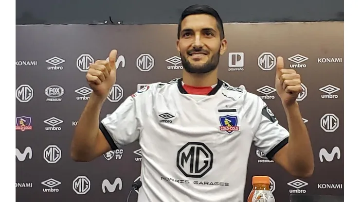 Blandi posa con la indumentaria de Colo Colo.
