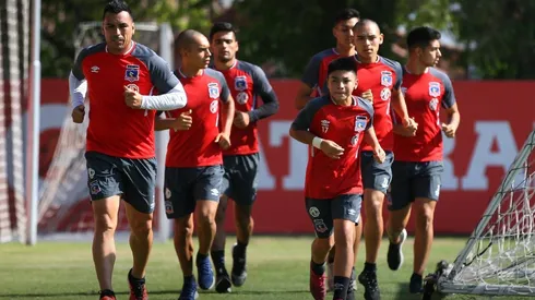 Esteban Paredes entrena con uno de sus hijos en la última práctica de Colo Colo