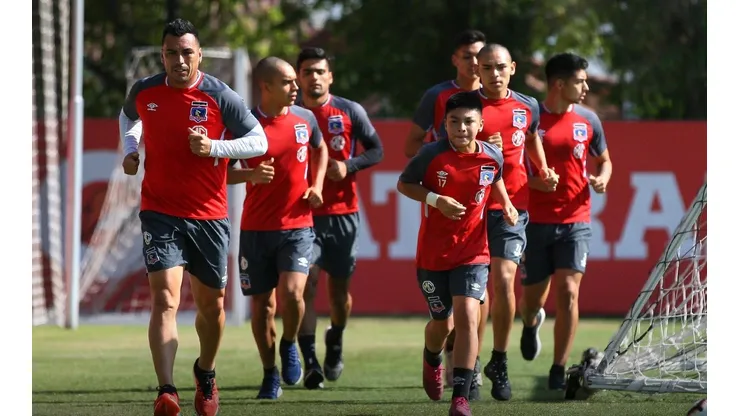 Esteban Paredes entrena con uno de sus hijos en la última práctica de Colo Colo