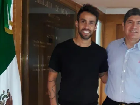 Valdivia visita la embajada de México a un día del comienzo del torneo azteca