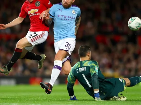 Aplausos para Bravo: el chileno sale del área y evita el gol del United